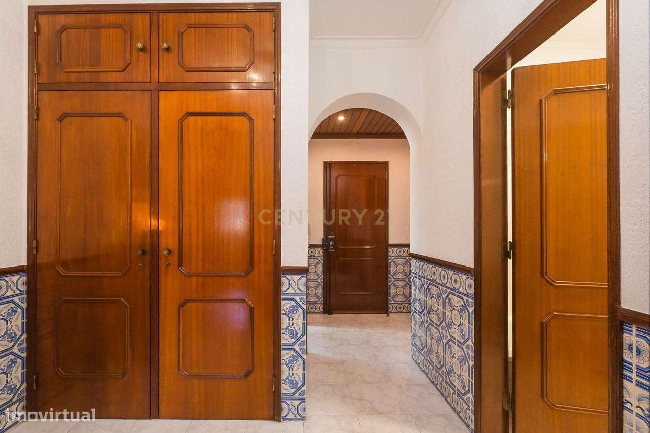 Apartamento T2 em bom estado, parcialmente remodelado-12
