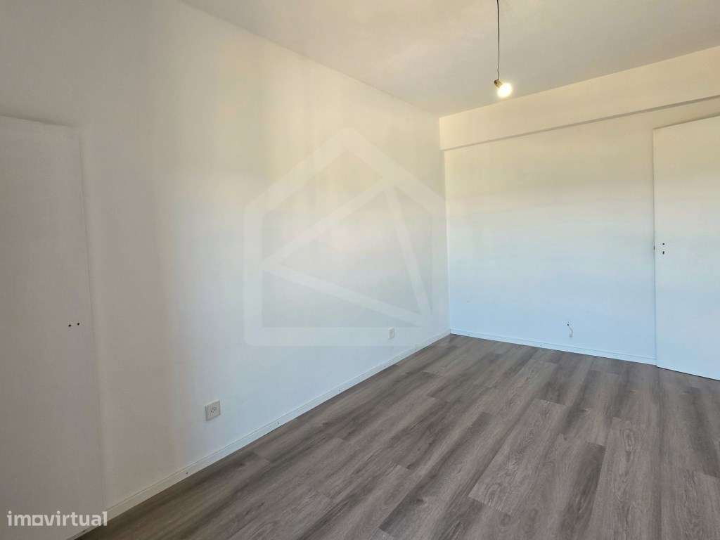 Apartamento T2 Renovado em São João da Madeira-13