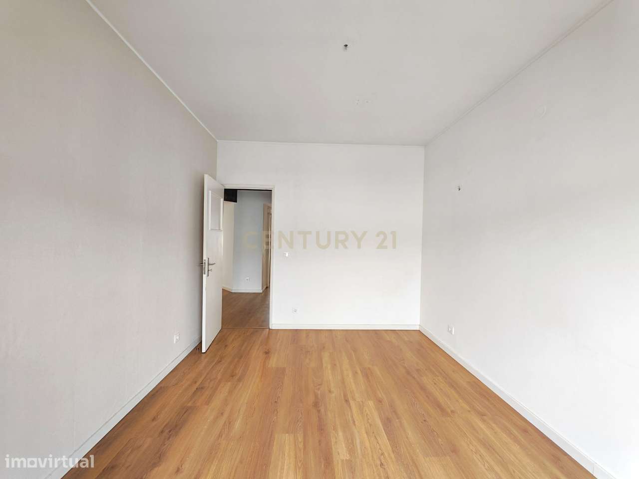 Imóvel T3 muito soalheiro, com enorme varanda e dois WC, tem Ar condic - Grande imagem: 3/28