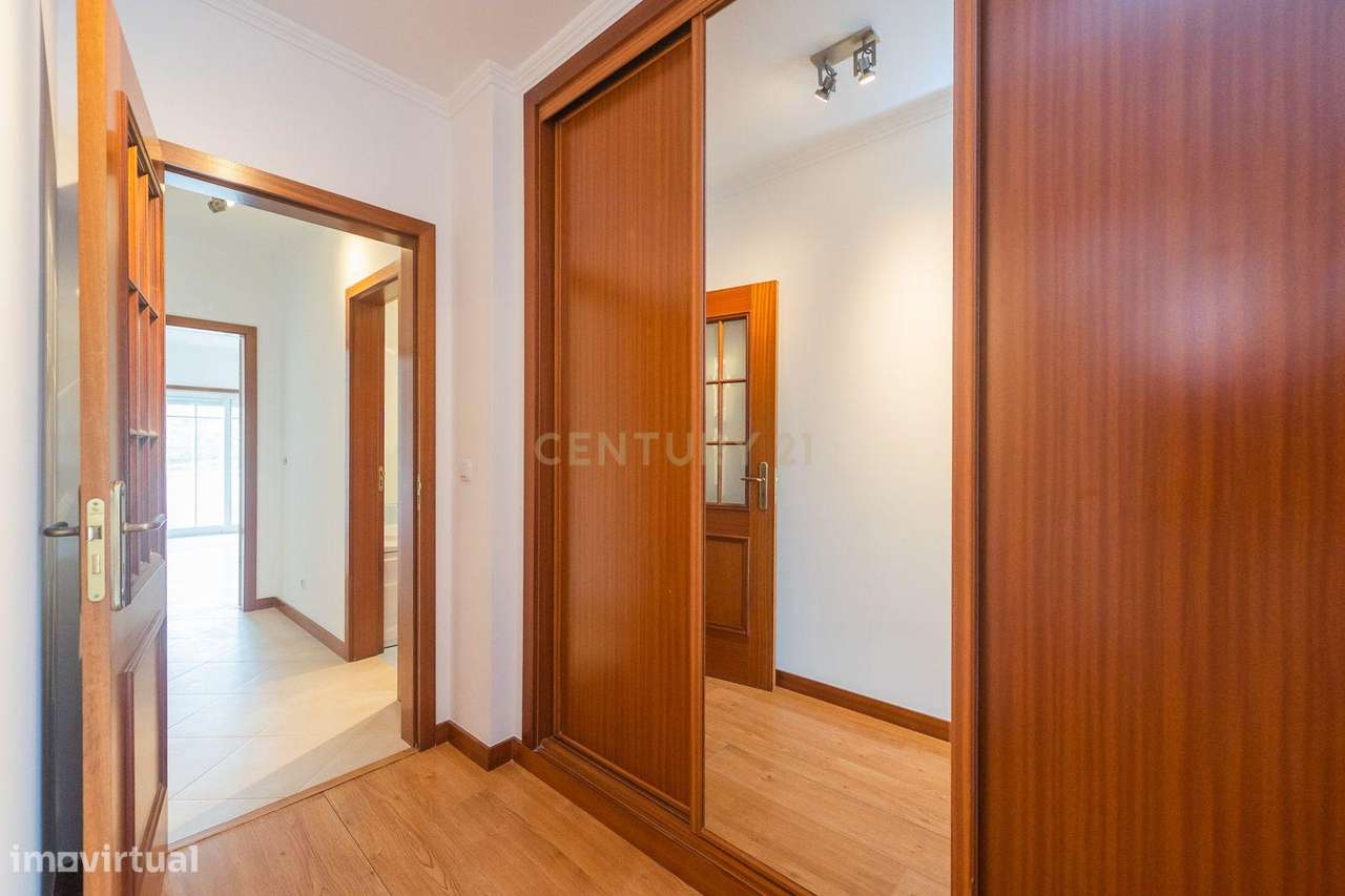 Excelente apartamento T2 com parqueamento em Rio de Mouro-26