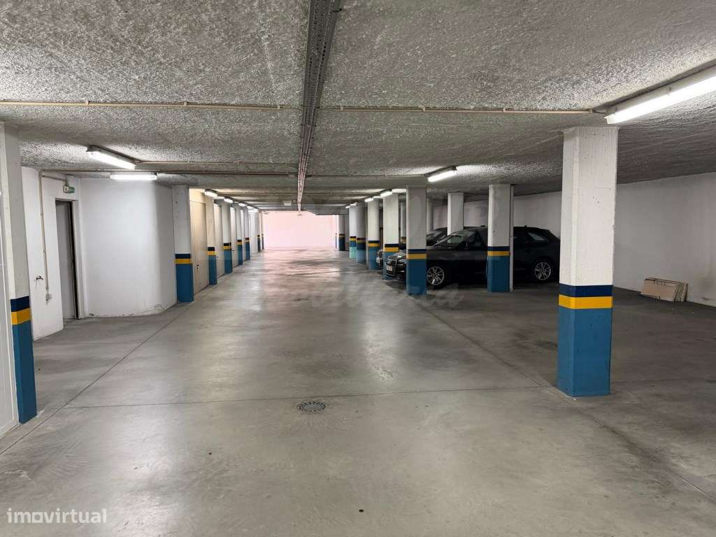Lugar de Parqueamento em garagem privativa-3