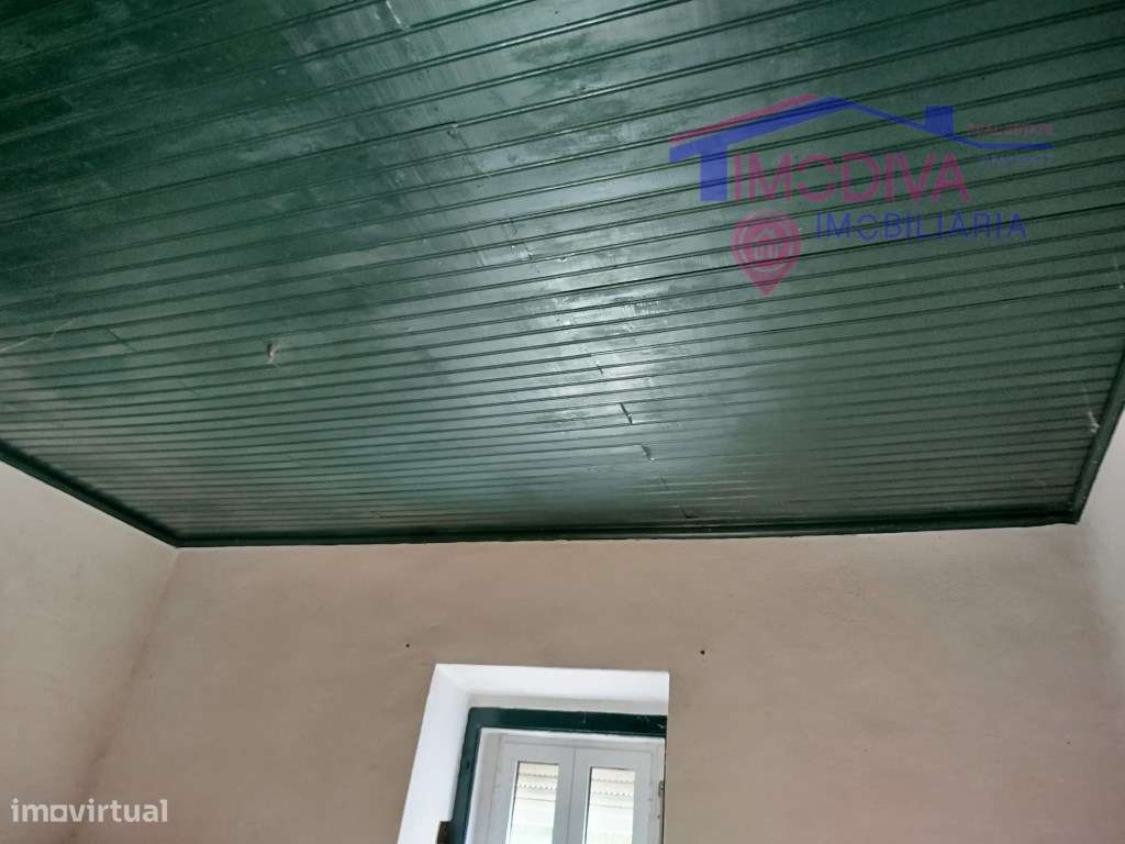 Moradia T2 com arrecadações, garagem e quintal em Constância-5