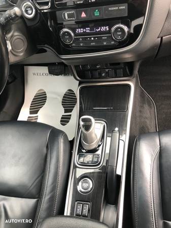 Mitsubishi Outlander 2.0 4WD Plug-In Hybrid - 10
