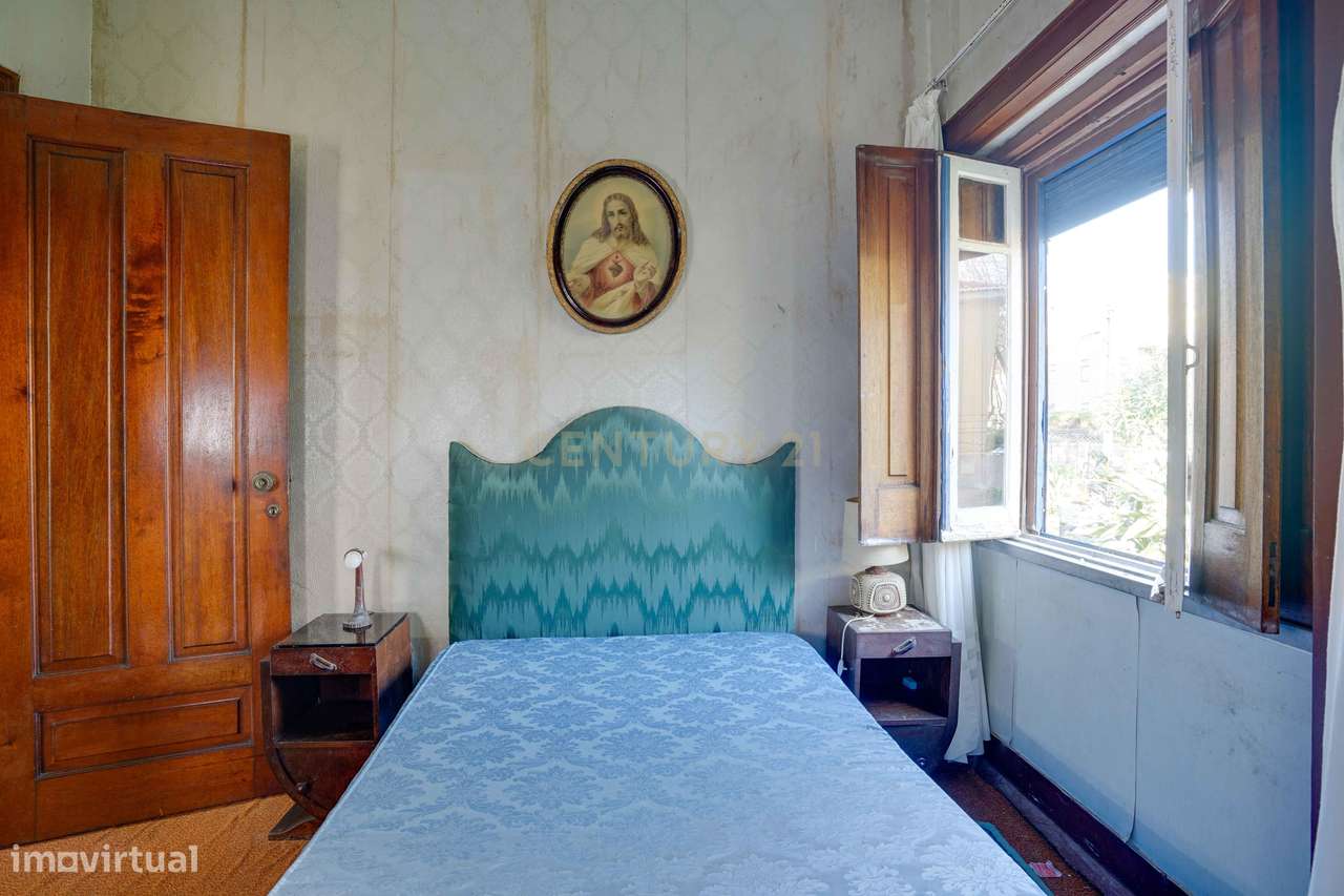 Moradia independente T6, situada no coração da linha de Cascais, junto-20