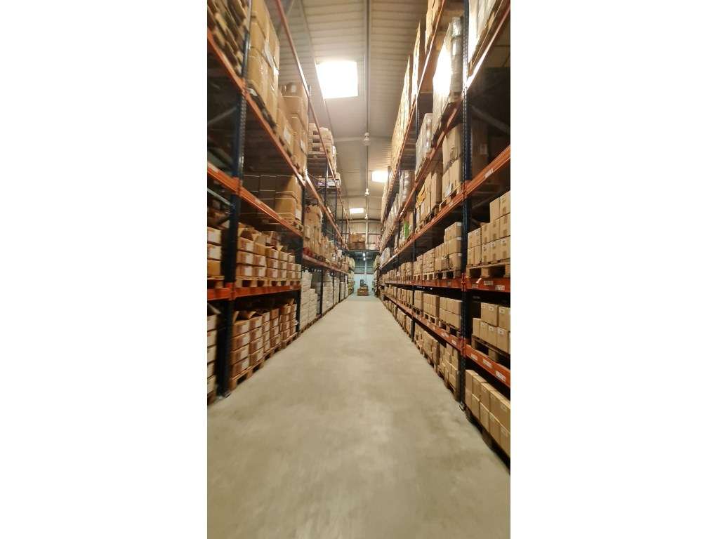 Amplo Armazém com escritórios na Nacional 10, Alverca do Ribatejo-31
