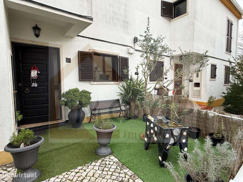 Moradia T3 em Banda - Vila Nogueira de Azeitão-0