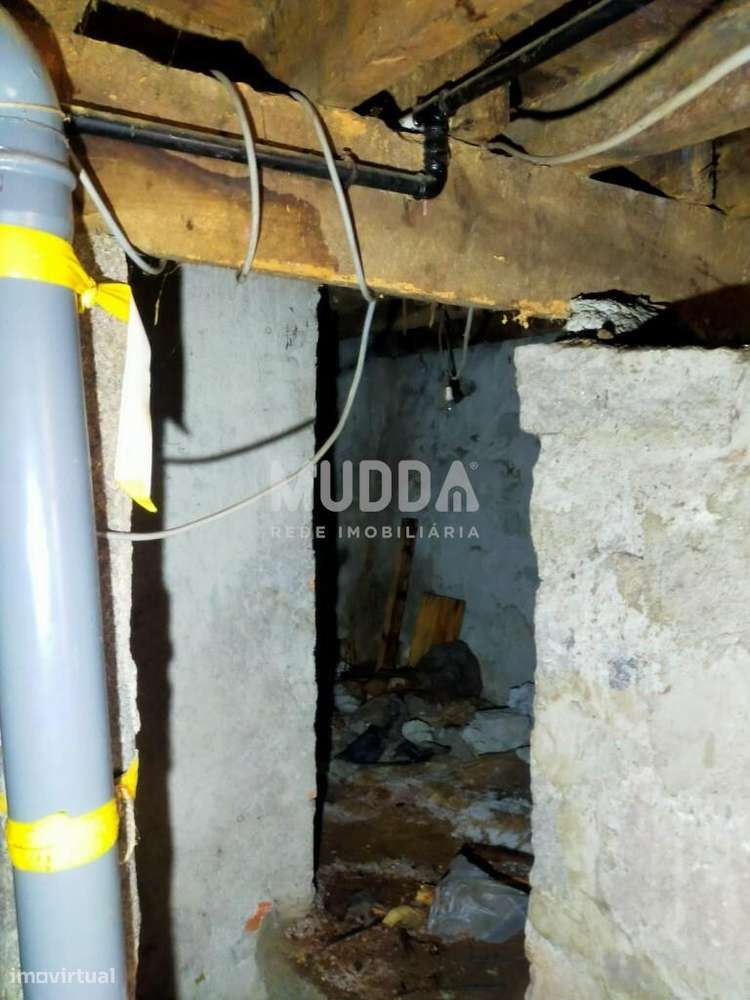 Duas moradias e uma garagem para venda em Gouveia-33