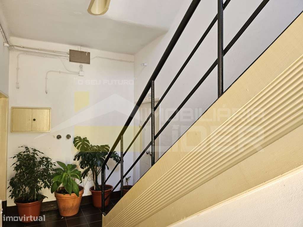 Exclusividade Imobiliária Lider.
Arrumos com 6 divisões e corredor...-3