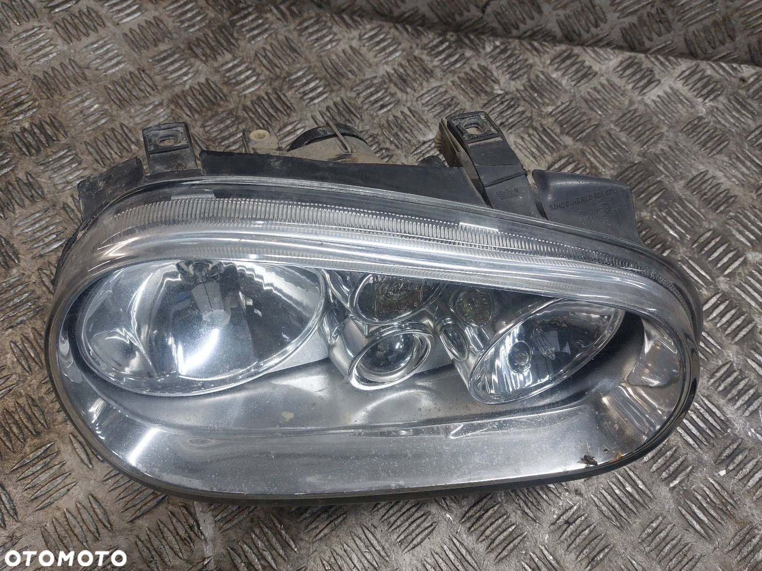 LAMPA PRAWY PRZÓD VW GOLF IV VALEO EU EUROPA - 2