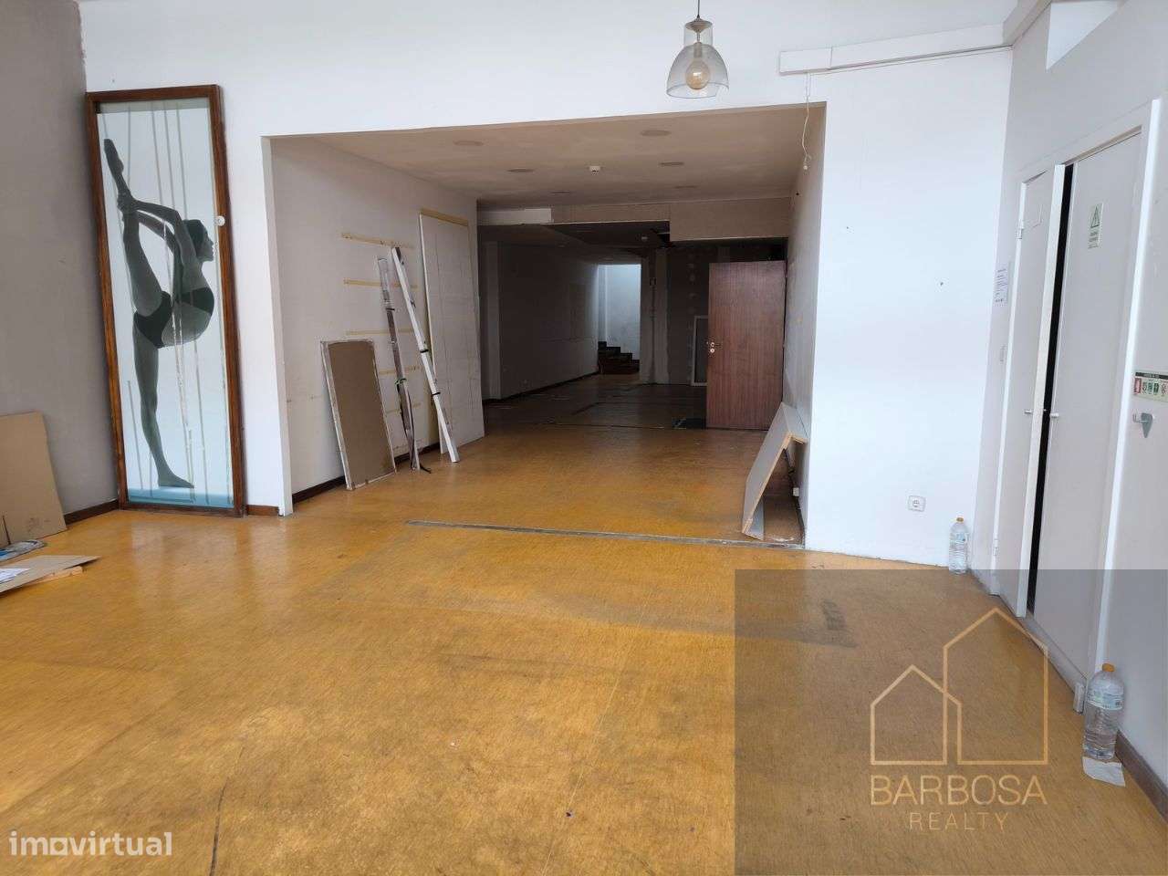 Loja de rua c/ 2 pisos, 3 WCs, 227m2 - zona movimentada Porto-13