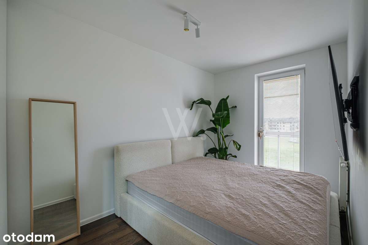 Przestronne, jasne wnętrze z miejscem i komórką.-9