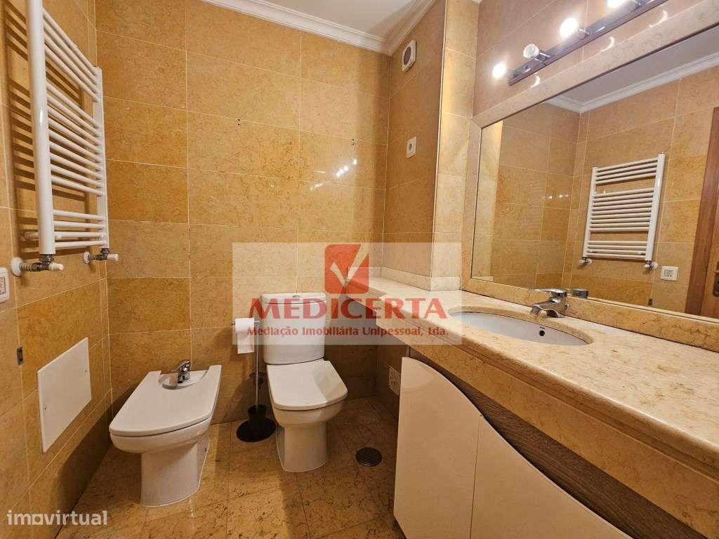 Amadora (Casas do Lago) T4 (2 Parqueamentos + Arrecadação)-6