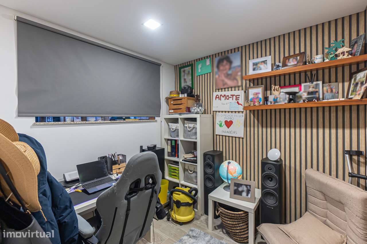 Moradia T4+1 renovada com anexo e jardim em Canidelo-24