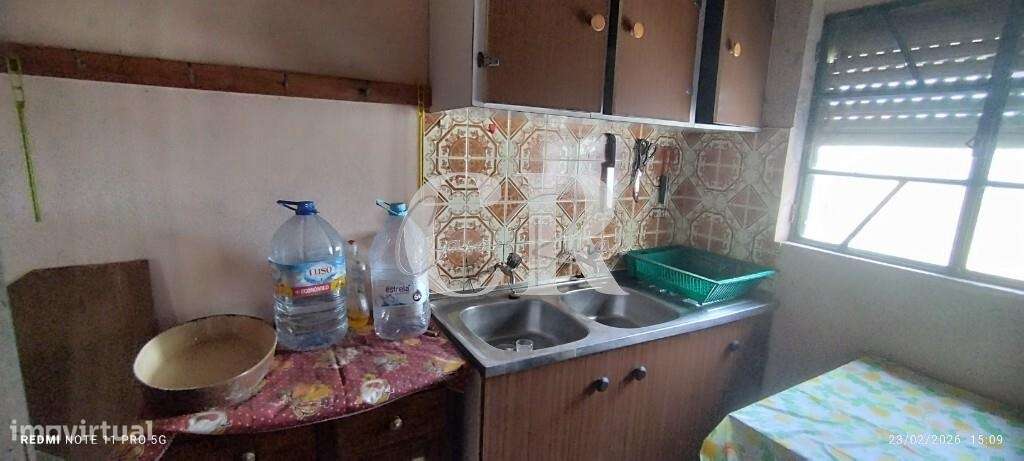 Moradia T3 com vários anexos, terreno e poço-16