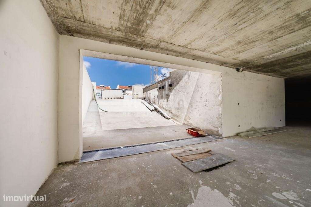 Moradia isolada de design contemporâneo nos Casais Mestre Mendo-18