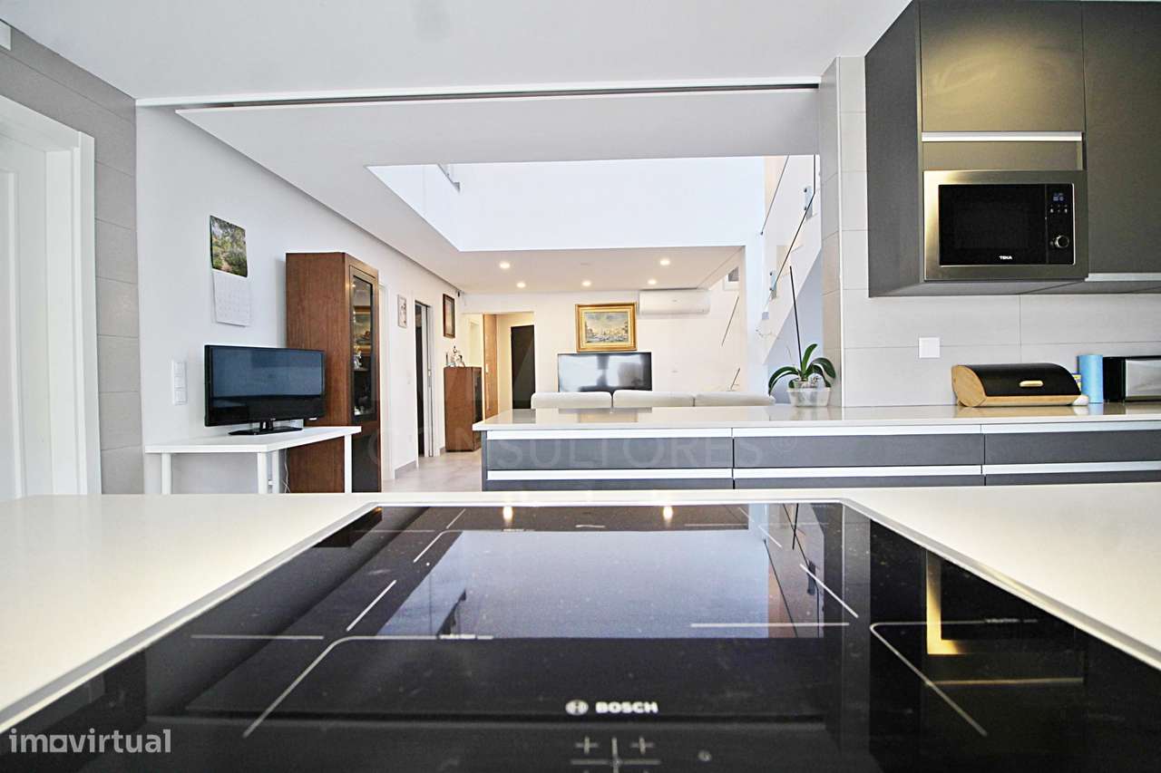 Moradia T5 Independente em Alpriate - Vialonga - Grande imagem: 5/46