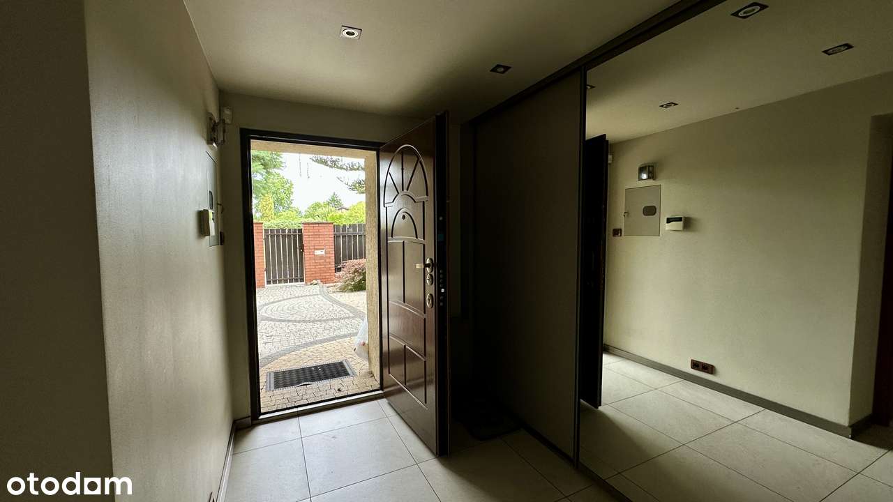 Przestronny dom z garażem i ogrodem blisko lasu-8