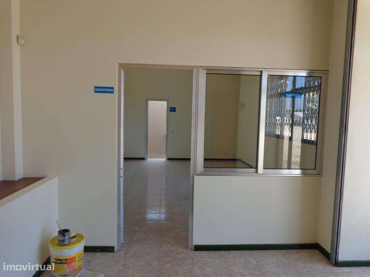 Armazém com 1100m2 área, com logradouro - Serzedo-12