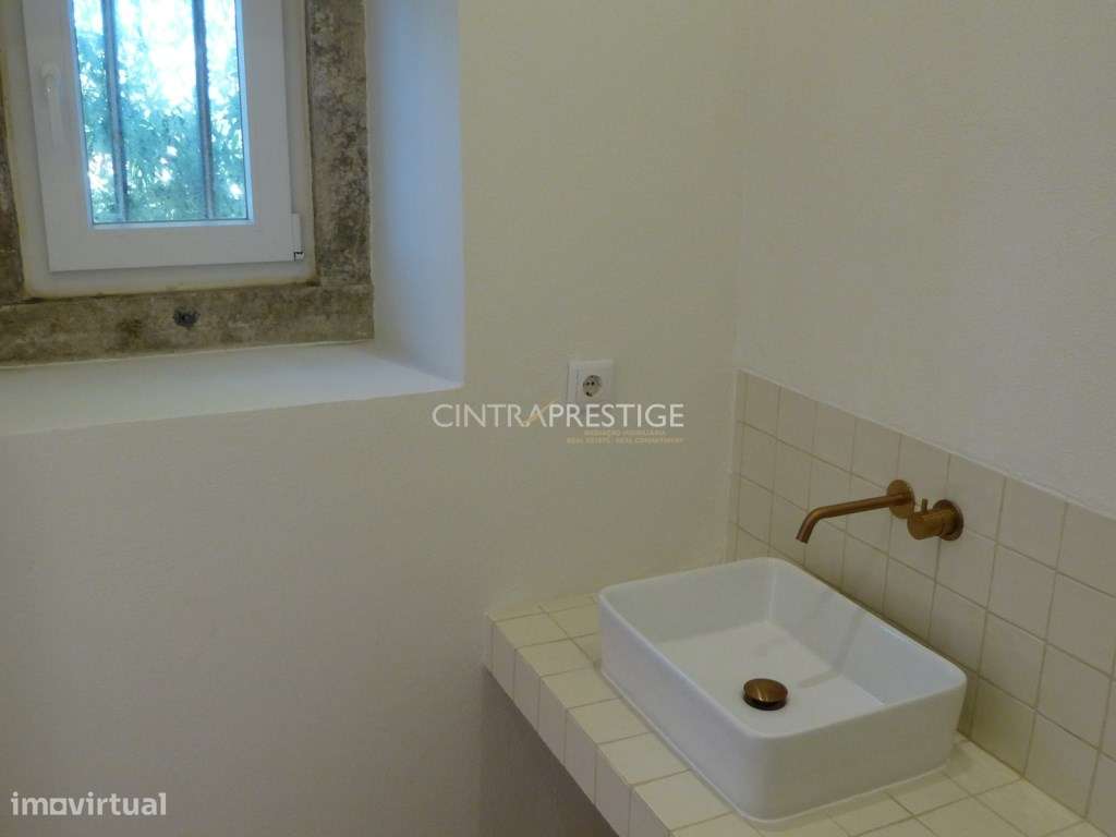 Moradia T2 totalmente recuperada em Almoçageme-28