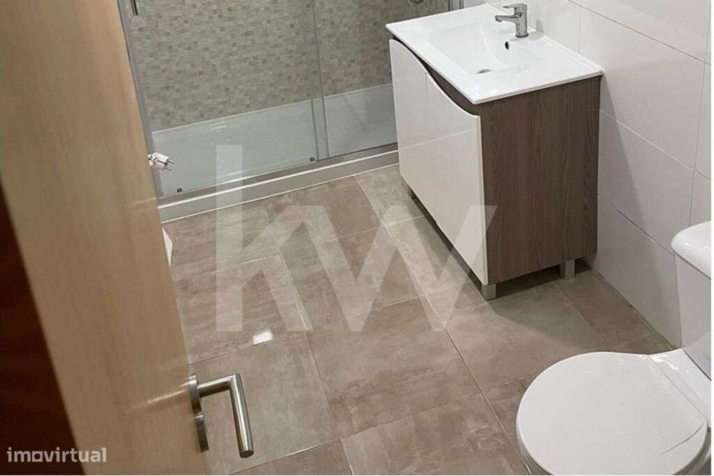 T3 Costa Cabral Com Varanda, Renovado excelente para investidores - Grande imagem: 4/19