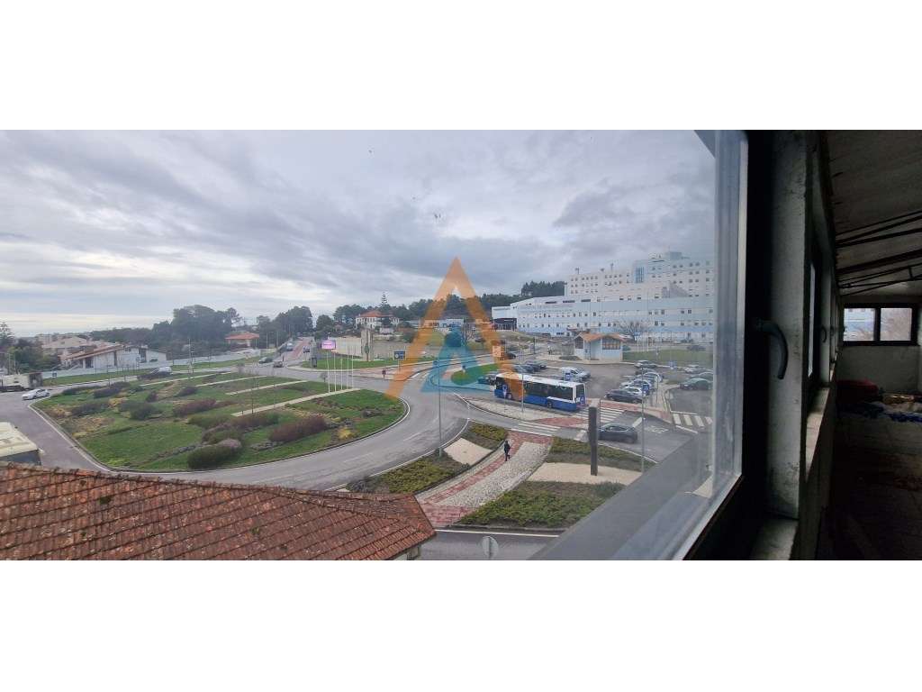 Prédio junto ao Hospital de Santa Maria da Feira - Grande imagem: 2/28