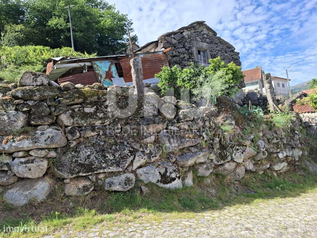 Moradia para recuperar em Carralcova-1