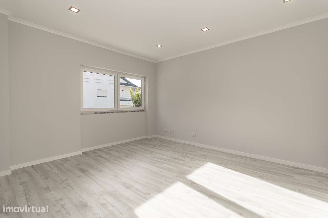 Arrendo Apartamento T2 remodelado- Casal do Marco, P Pires – 825 Eur - Grande imagem: 2/15