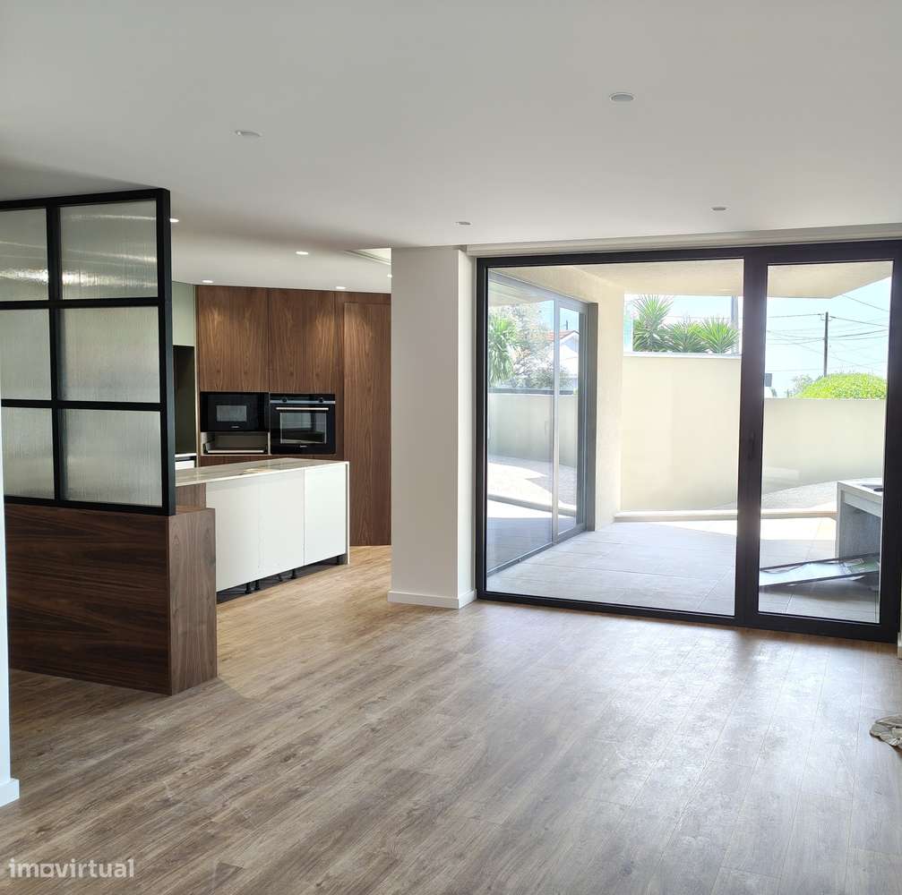 Moradia T4 com piscina, garagem e jardim em Canidelo-3