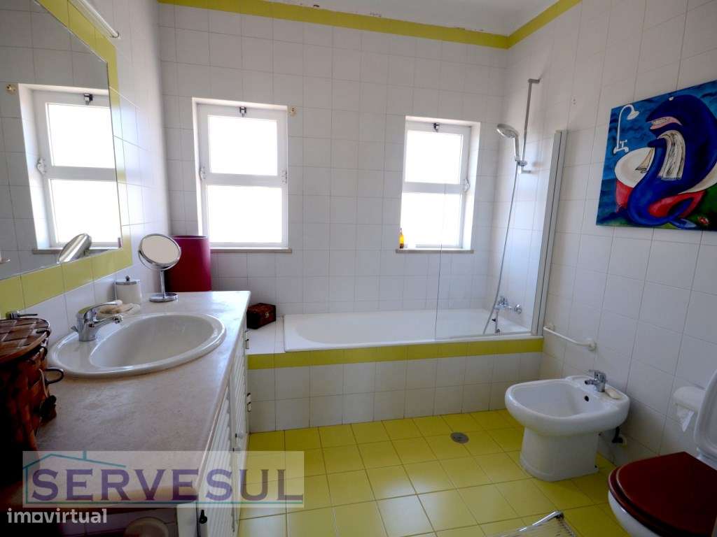 Excelente Oportunidade de Investimento! 1º Andar Duplex de uma Casa...-26