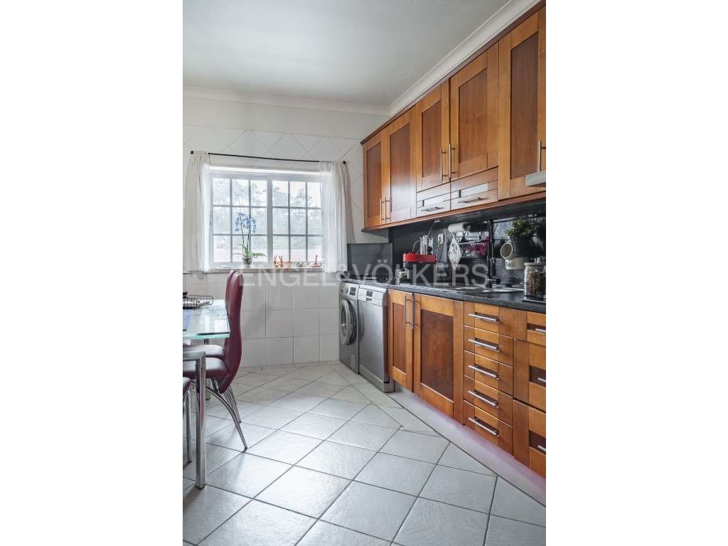 Moradia T5 com piscina em Sobreda de Caparica-9