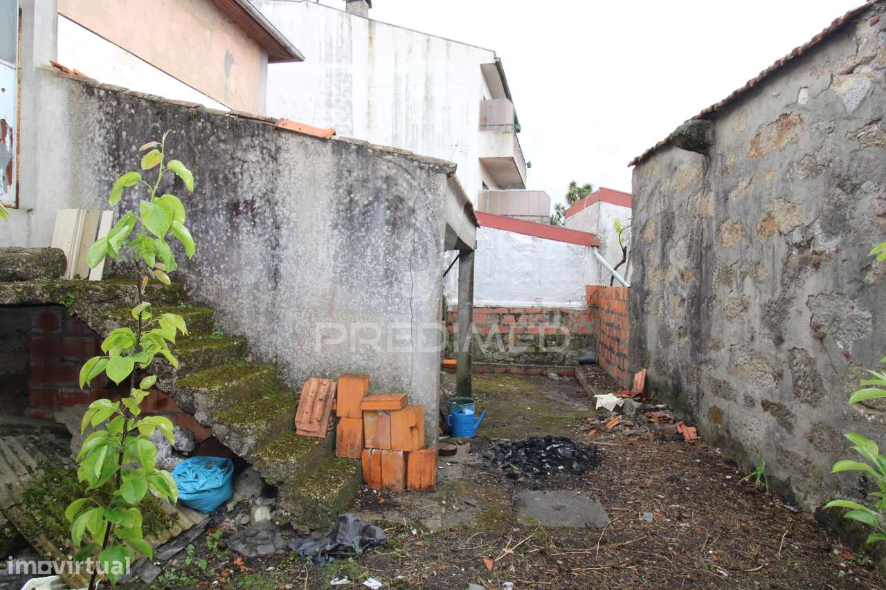 Moradia T3 para restauro com 2 pisos, 3 frentes em Valbom, Gondomar - Grande imagem: 4/34