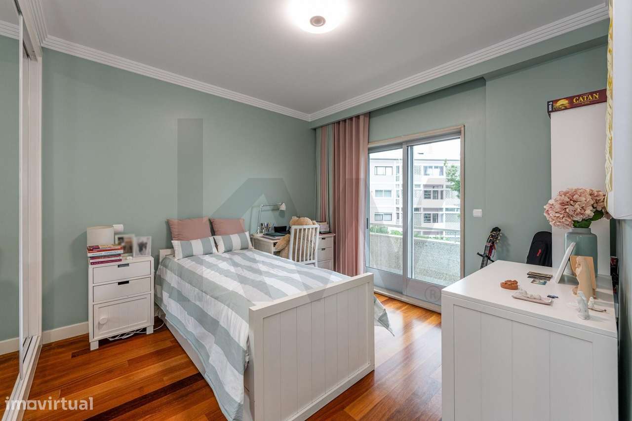 Excelente T5  em Condominio Fechado a Marechal Gomes da Costa, Porto-9