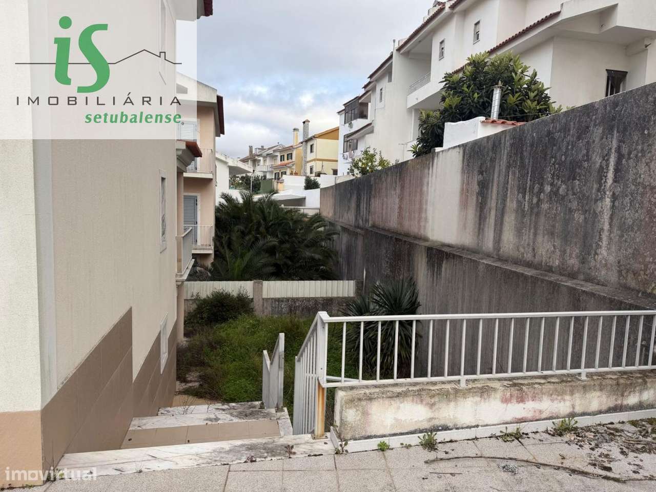 MORADIA T4 NA SOBREDA COM GARAGEM ISOLADA E TERRENO EM GAVETO.-38