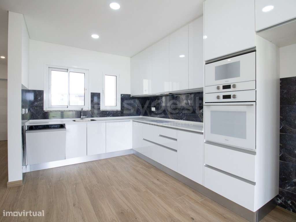 Moradia Nova Geminada T2+1 com cave e estacionamento - Altura - Grande imagem: 2/51