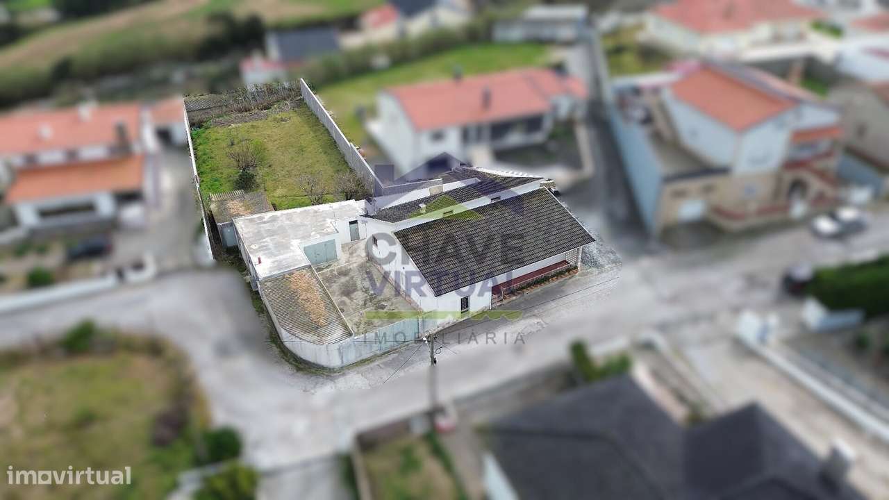 Moradia V3 com Terreno Urbano e Garagem - Seixal, Lourinhã-1