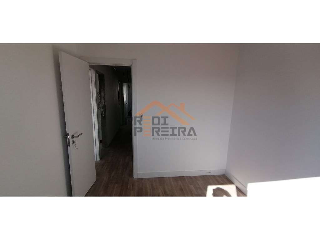 Apartamento T3 totalmente remodelado - Santo António dos Cavaleiros...-18