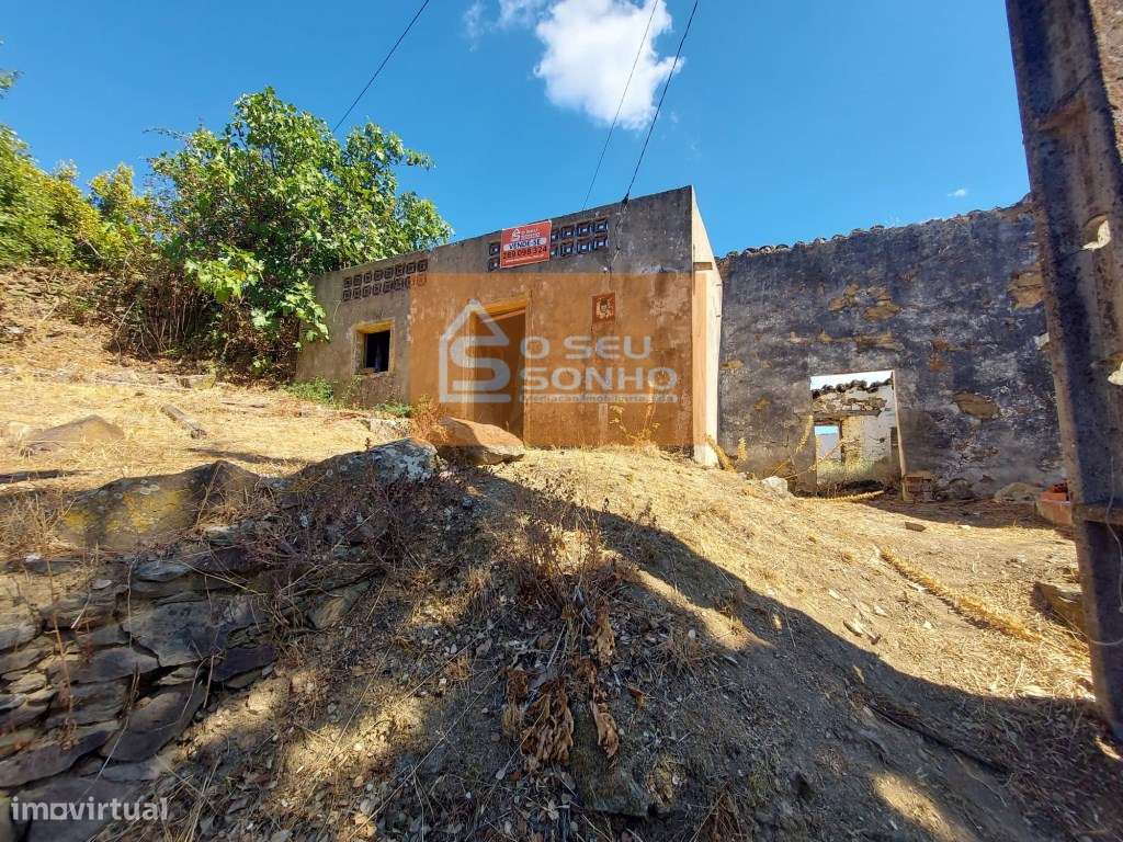 Moradia T2 com Projeto Aprovado com Piscina na Serra-5