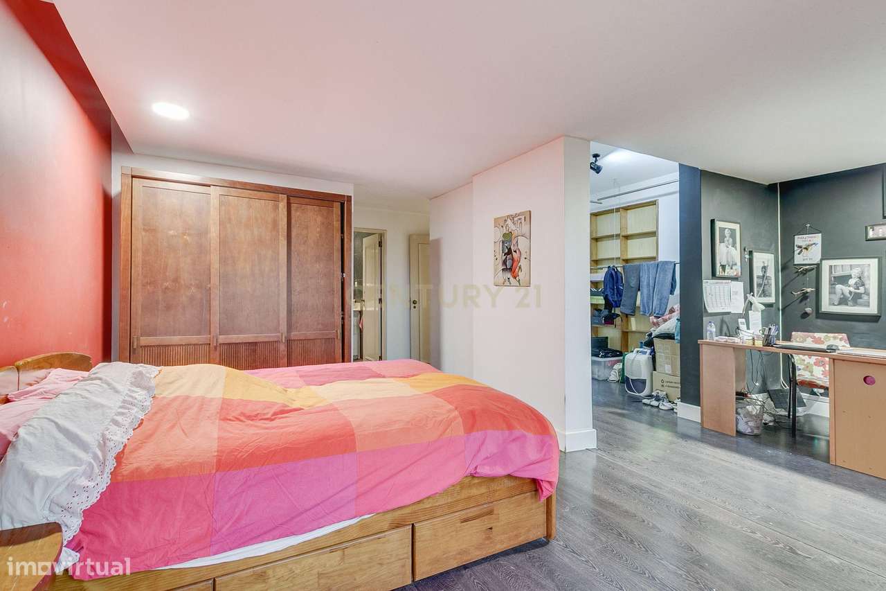 Espaçoso apartamento T4 transformado em T3-10