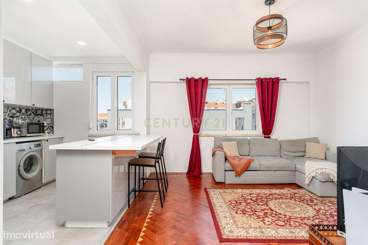 Apartamento T2 com 2 WC's e Varanda Ampla – Totalmente Renovado – Bura-16