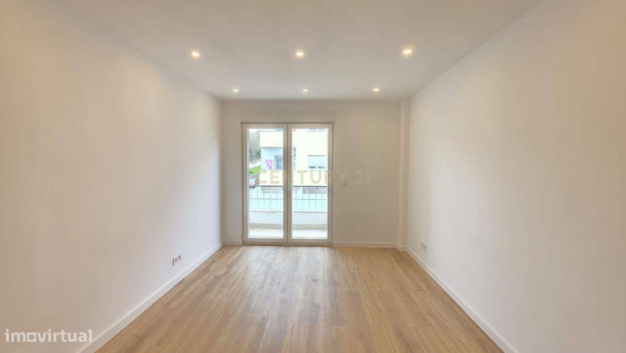 Apartamento T3 Renovado com elevador em Camarate – Pronto a Habitar-1