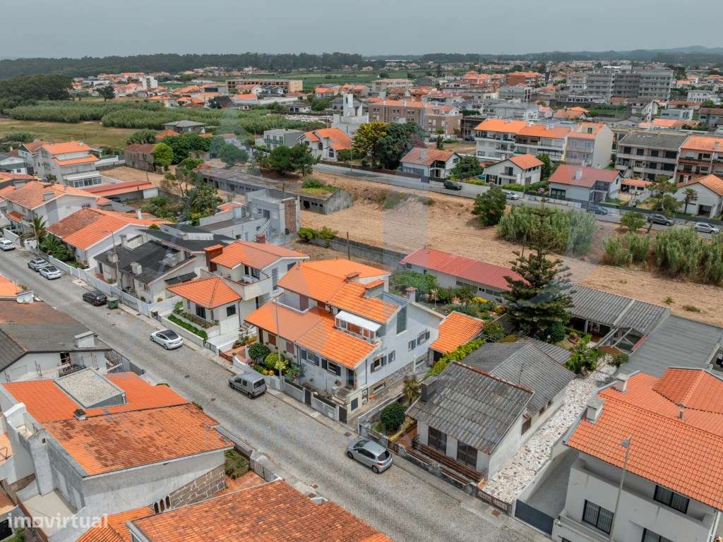 Moradia T3 de três frentes a apenas 400 metros da praia de Mindelo-28