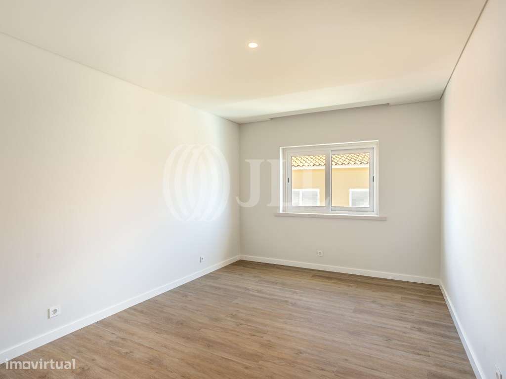 Moradia T5+2 com piscina no Estoril-13