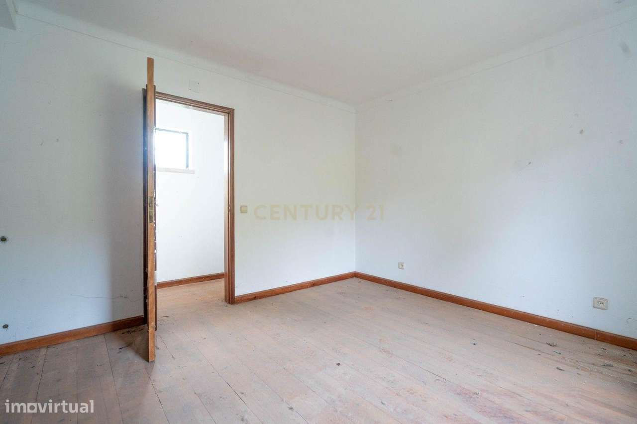 Moradia de dois pisos de tipologia T4 com terreno-41