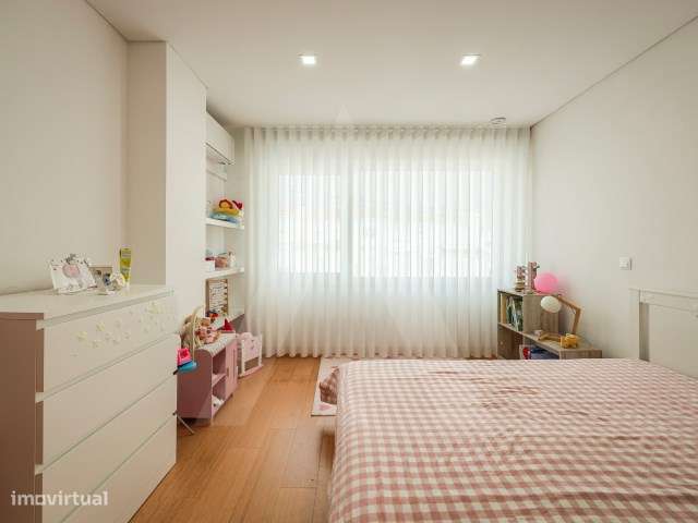 Moradia T4 de arquitetura moderna localizada em Aradas-12