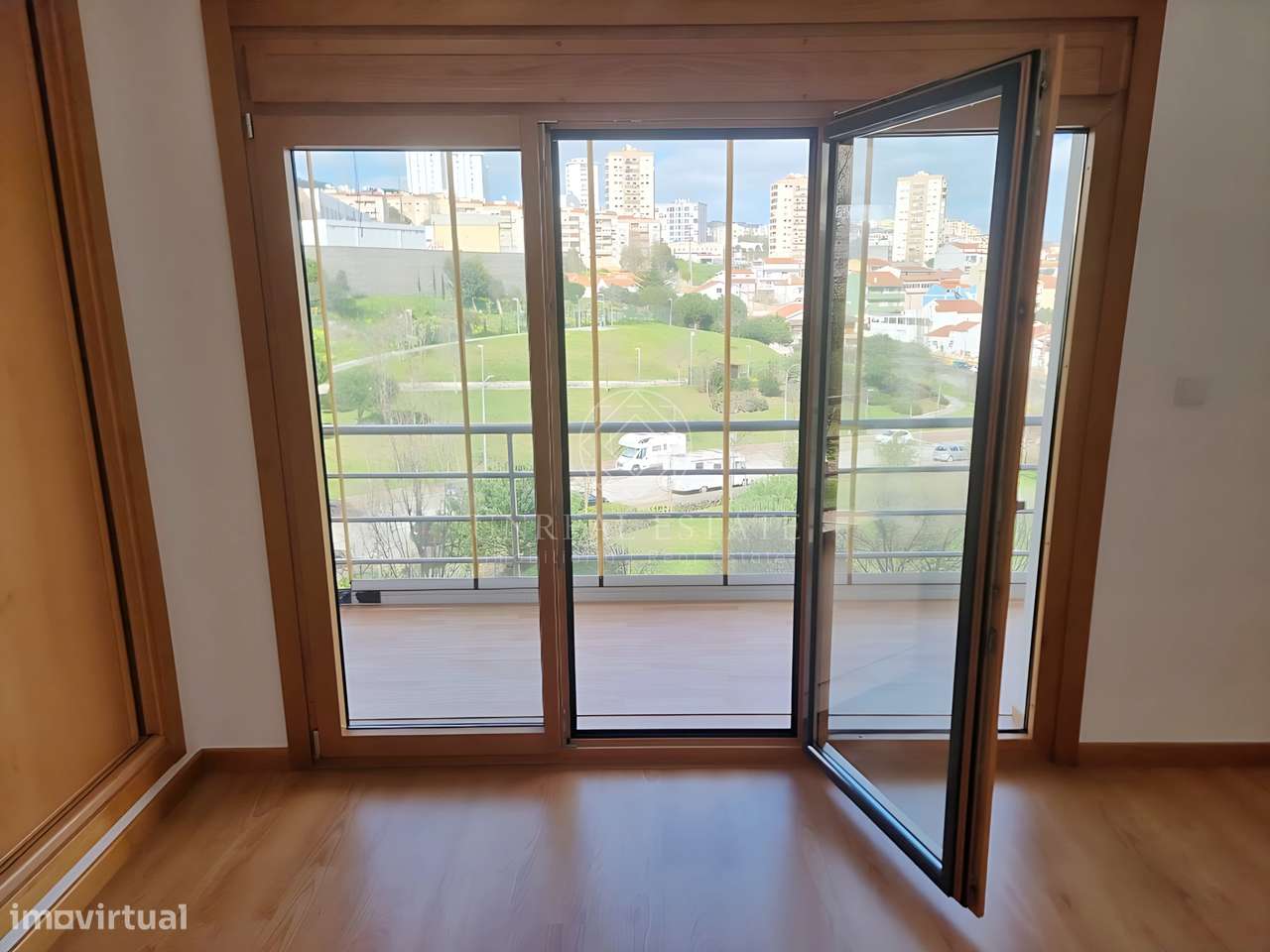 Apartamento T3, renovado, com varandas e 4 parqueamentos, Colinas do C-18