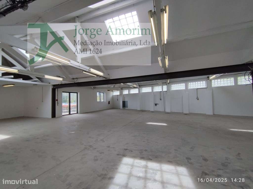 Armazém industrial com 1400 m2. Frente para A.E - A43 Porto - Gondo...-9