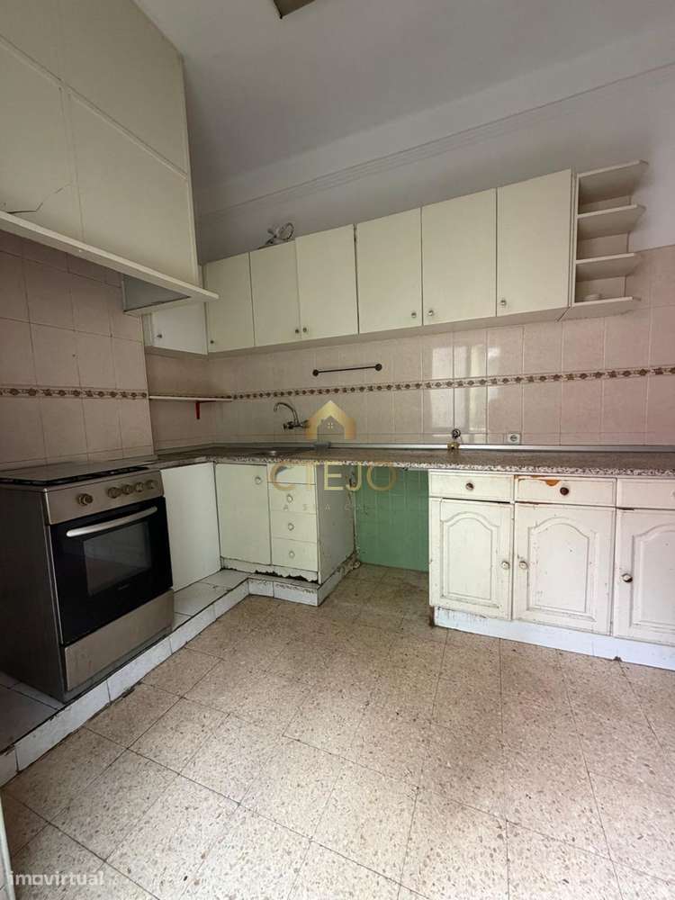 Apartamento T3 com vistas urbanas em Penha de França, Lisboa-12