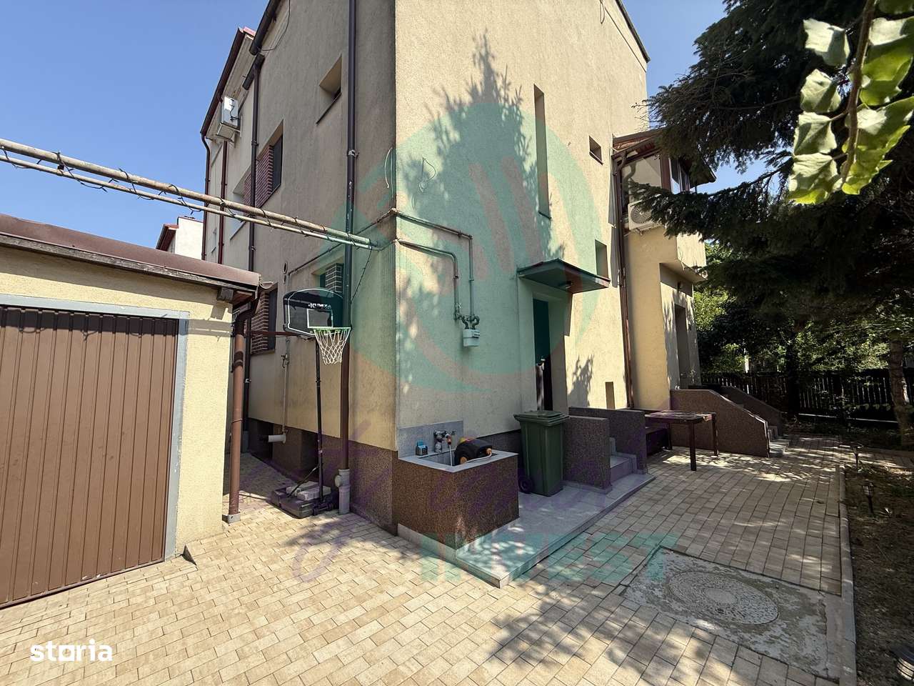Casa CONSOLIDATA - SITUATA PE COLT - cu o curte libera generoasa