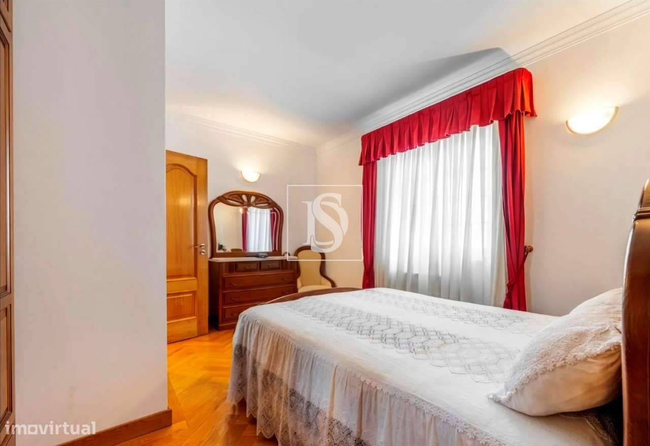 Moradia Independente T6 com 6 suítes e Piscina-15