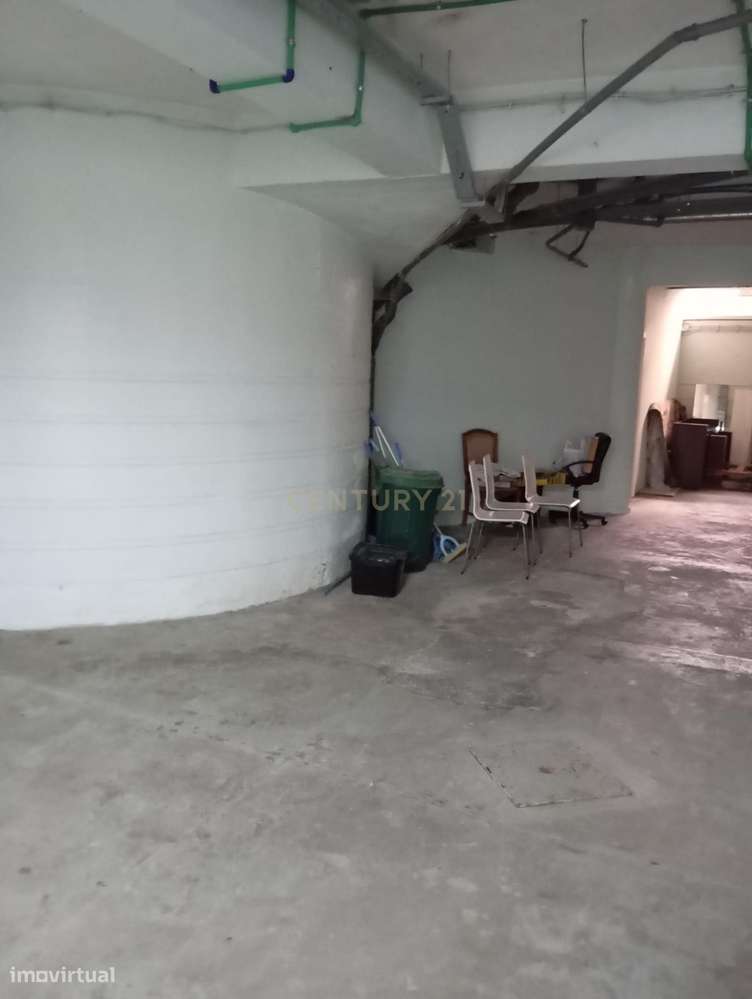 Vende-se Espaço Comercial + Garagem com 10 Lugares-3